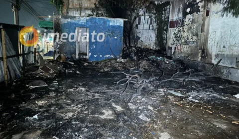 Incêndio de grandes proporções atinge terreno abandonado no bairro Alvorada