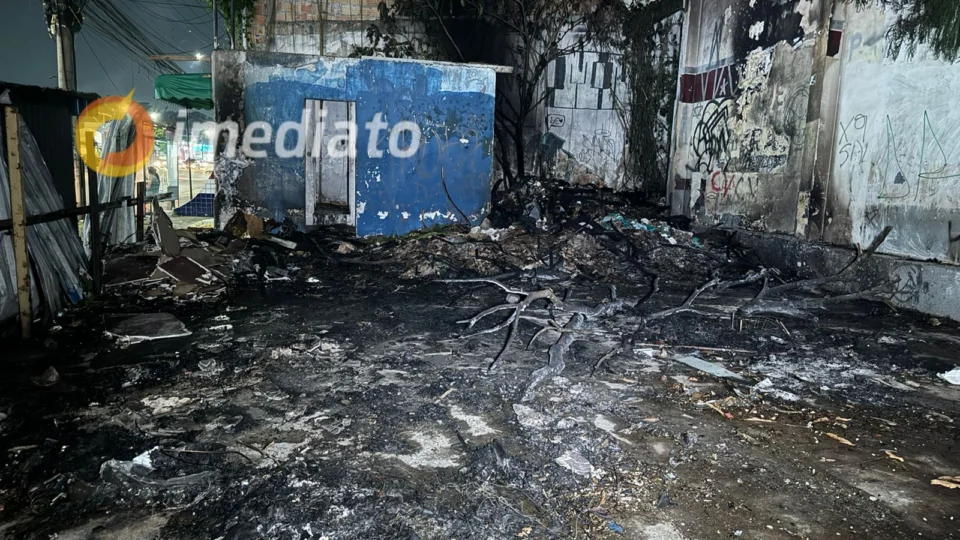 Incêndio de grandes proporções atinge terreno abandonado no bairro Alvorada