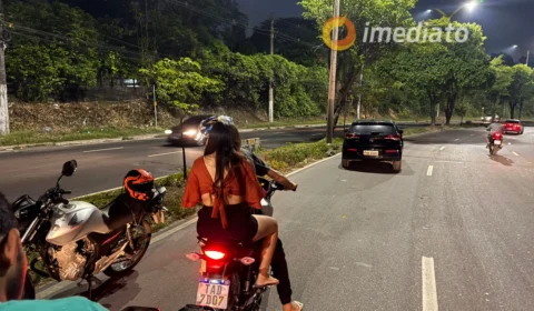 Colisão entre carro e moto deixa passageira ferida na Avenida Cosme Ferreira