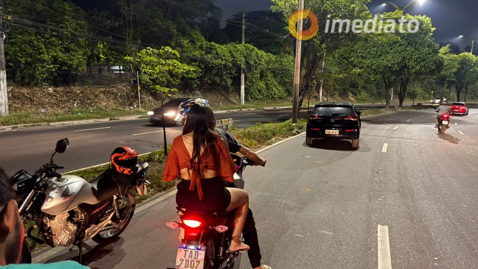 Colisão entre carro e moto deixa passageira ferida na Avenida Cosme Ferreira