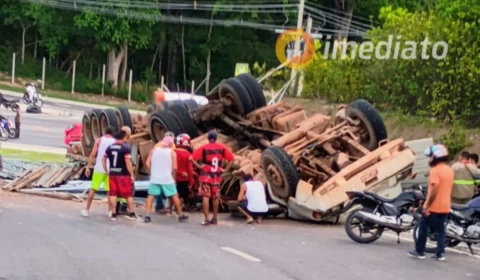 VÍDEO: motorista fica preso às ferragens após carreta tombar no Distrito Industrial II
