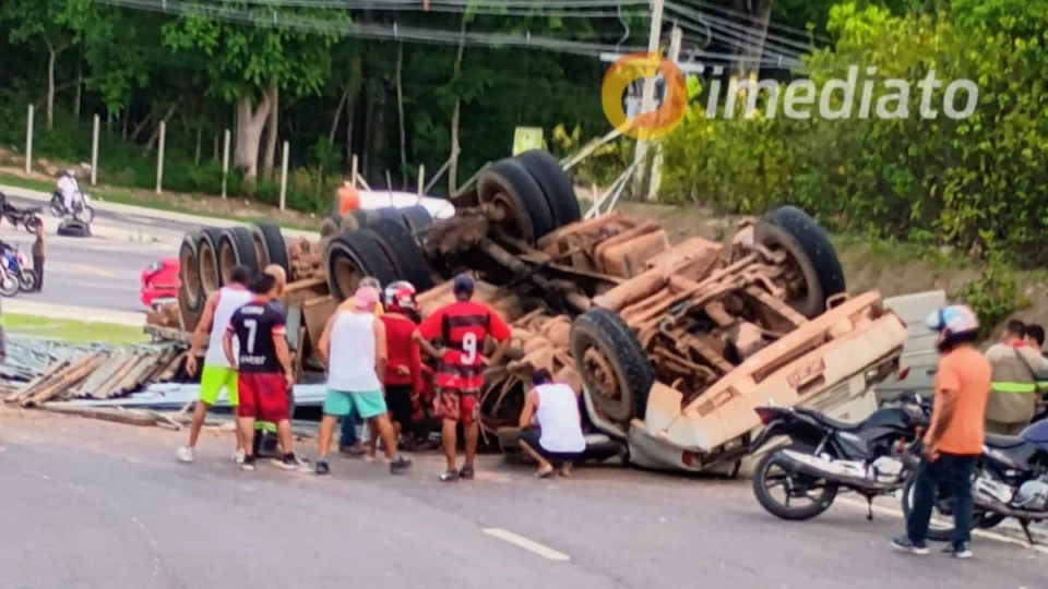 VÍDEO: motorista fica preso às ferragens após carreta tombar no Distrito Industrial II