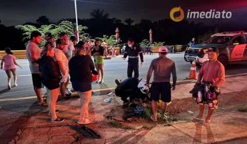 Colisão entre carro e moto na Ponte Rio Negro deixa motoboy ferido com fratura exposta