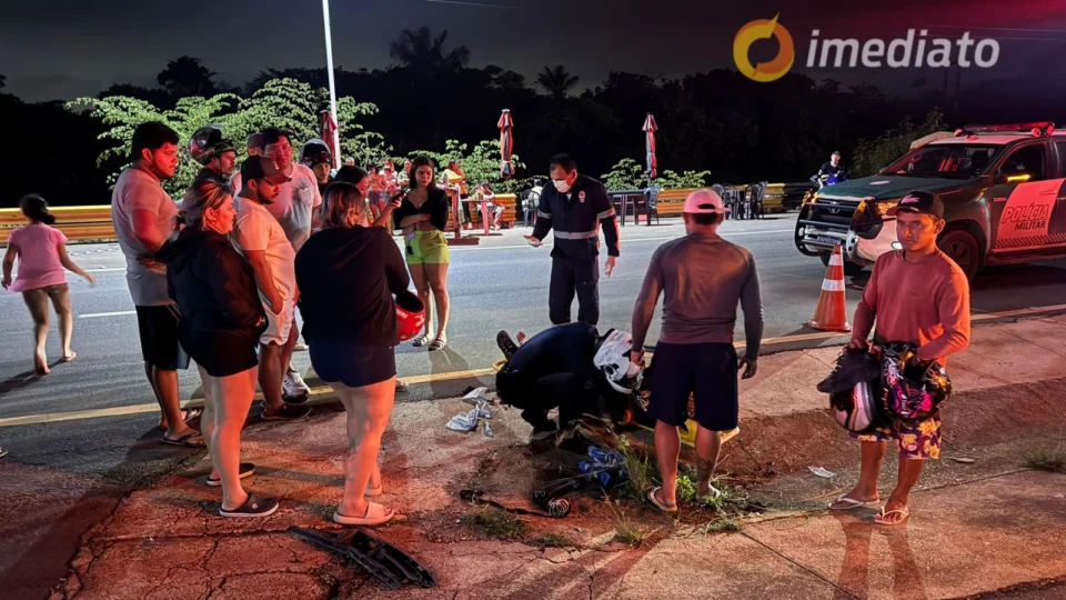 Colisão entre carro e moto na Ponte Rio Negro deixa motoboy ferido com fratura exposta