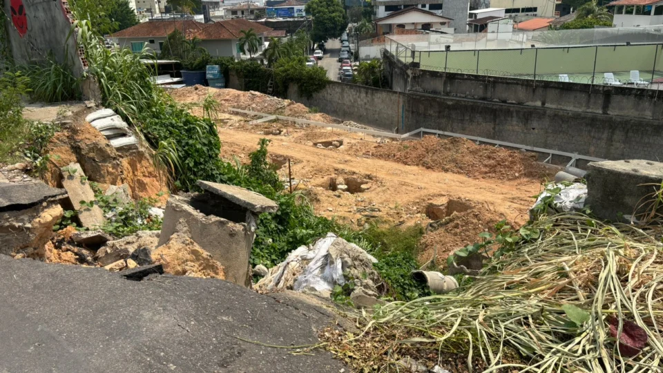 Moradores do Conjunto Manauense relatam riscos de desabamento na rua das Ametistas