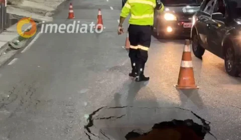 ATENÇÃO: Avenida Maceió é interditada após buraco abrir na pista
