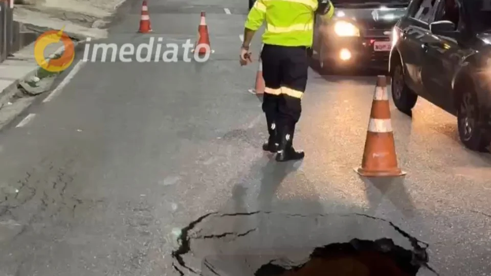 ATENÇÃO: Avenida Maceió é interditada após buraco abrir na pista