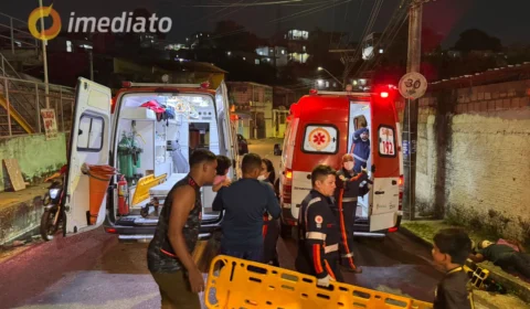 Colisão entre carro e moto deixa três pessoas feridas no bairro São José