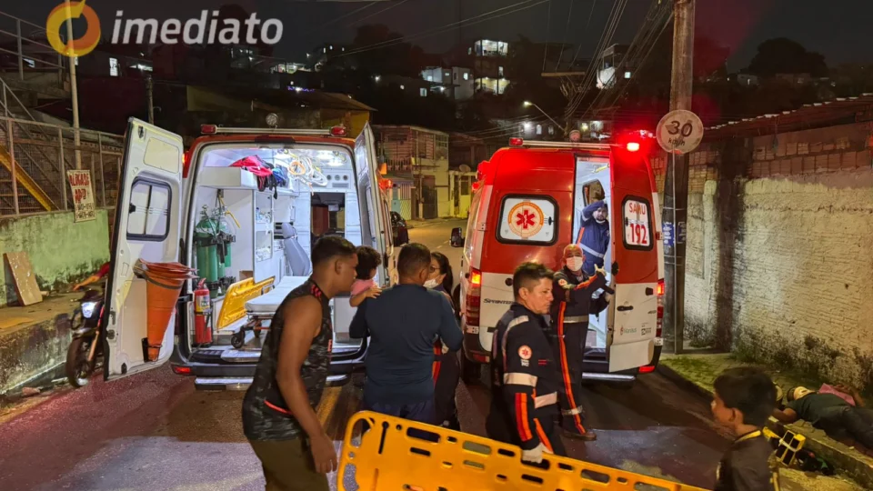 Colisão entre carro e moto deixa três pessoas feridas no bairro São José