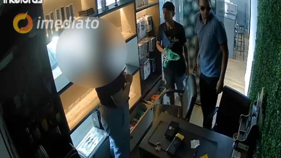 VEJA VÍDEO: bandidos ameaçam atirar na cabeça de funcionária durante assalto no Parque 10