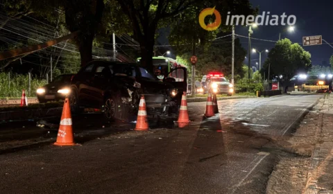 Motorista embriagado perde controle de carro e colide com poste na Avenida Darcy Vargas