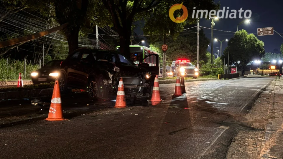 Motorista embriagado perde controle de carro e colide com poste na Avenida Darcy Vargas
