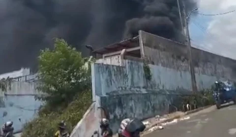 Incêndio de grandes proporções atinge antiga usina da Amazonas Energia em Tefé, AM