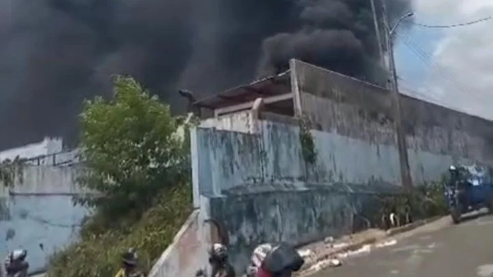 Incêndio de grandes proporções atinge antiga usina da Amazonas Energia em Tefé, AM