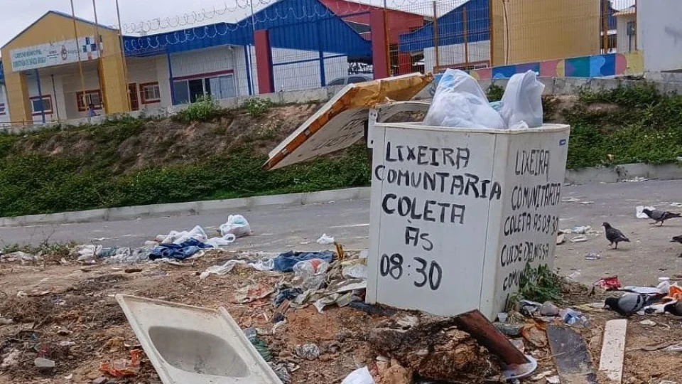 Moradores denunciam acúmulo de lixo e mau cheiro próximo a creche no bairro Nova Cidade
