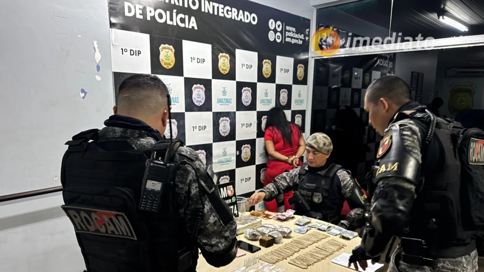 Mulher é presa com 1,5 kg de drogas no Centro de Manaus durante operação da Rocam