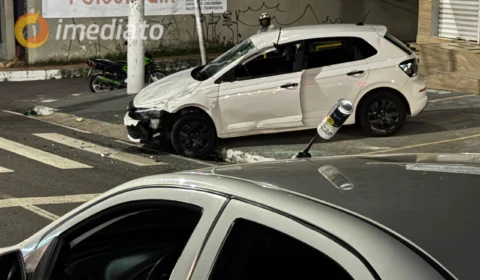 Colisão entre veículos deixa motorista ferido e carro capotado no bairro São Jorge