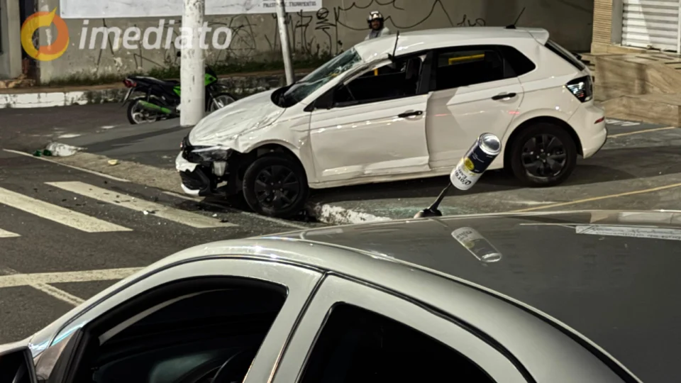 Colisão entre veículos deixa motorista ferido e carro capotado no bairro São Jorge