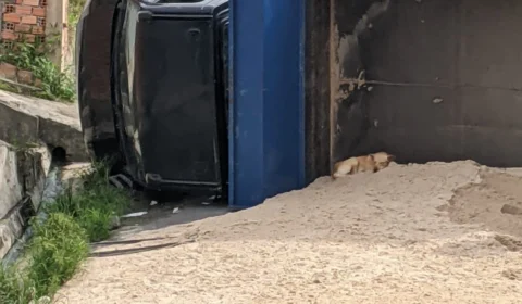 Caçamba que transportava areia tomba em ladeira e bloqueia via na zona norte de Manaus