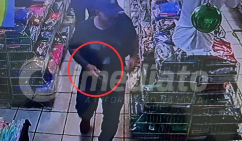 VÍDEOS: comerciante e funcionária são baleados durante assalto em loja no Centro de Manaus