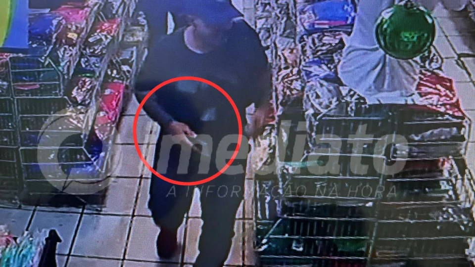 VÍDEOS: comerciante e funcionária são baleados durante assalto em loja no Centro de Manaus