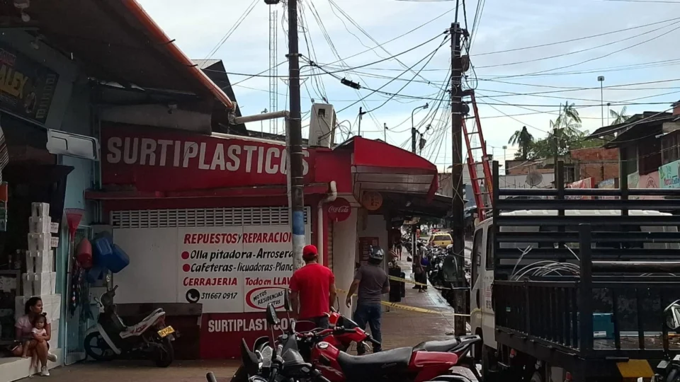 Vídeos: Homem morre após choque elétrico em Letícia, Colômbia