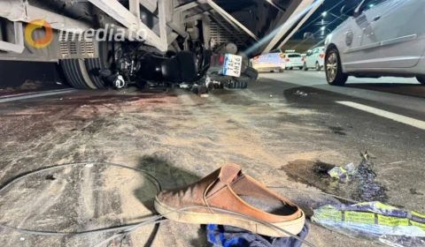 Motorista e passageira ficam gravemente feridos após colisão com ônibus na Constantino Nery