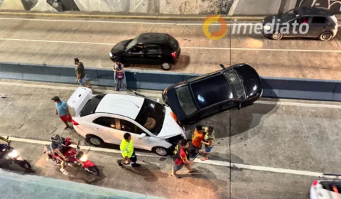 Colisão entre carros deixa veículos destruídos na avenida Djalma Batista