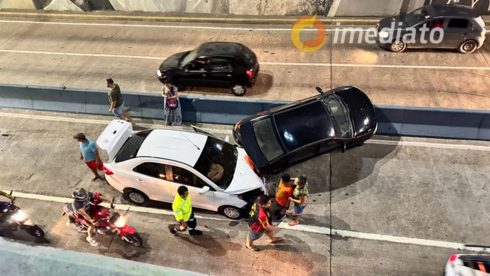 Colisão entre carros deixa veículos destruídos na avenida Djalma Batista