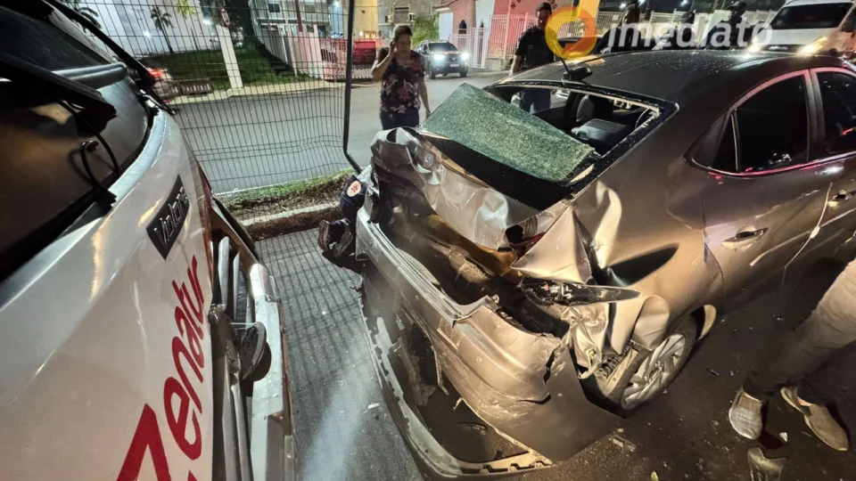 Colisão entre carro e micro-ônibus deixa motorista ferido na estrada da Ponta Negra