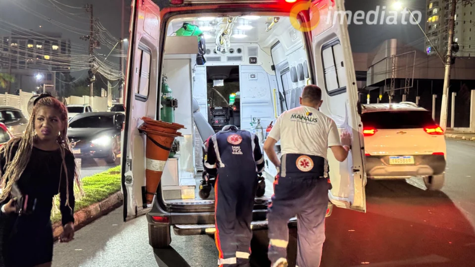 Colisão entre carro e moto deixa duas pessoas feridas na Avenida Efigênio Salles