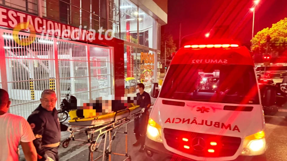 Motociclista fica ferido após colidir em carro no bairro Japiim