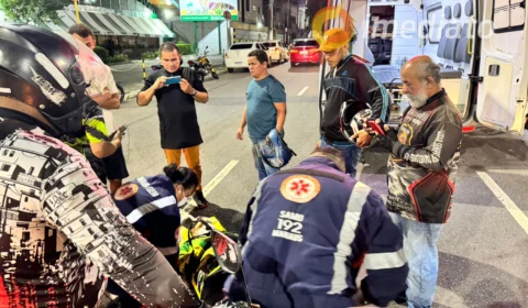 Colisão entre moto e carro deixa motociclista gravemente ferido na avenida Mário Ypiranga