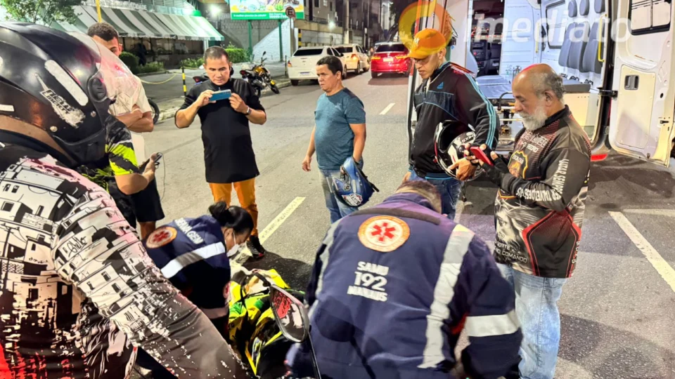 Colisão entre moto e carro deixa motociclista gravemente ferido na avenida Mário Ypiranga