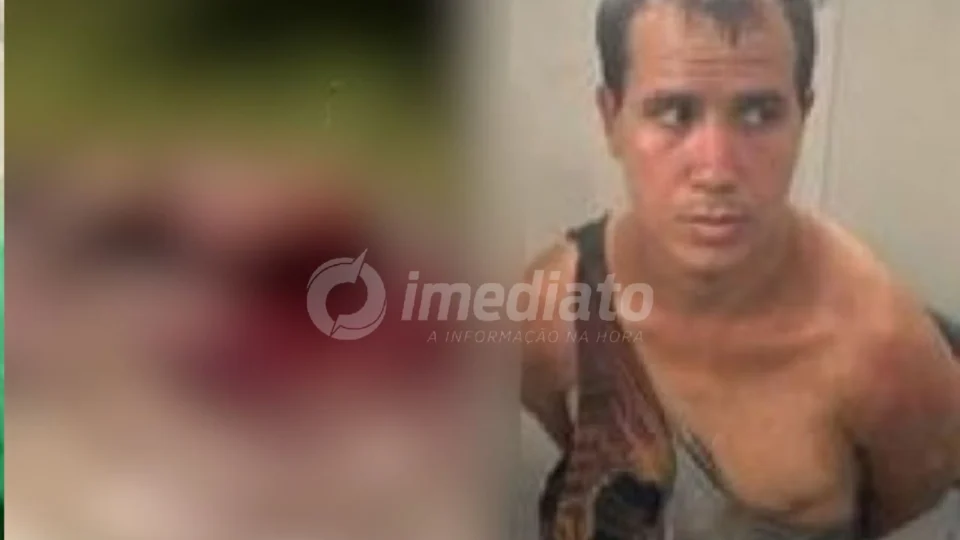 VEJA VÍDEO: homem mata pai a facadas e arranca a cabeça dele em praça