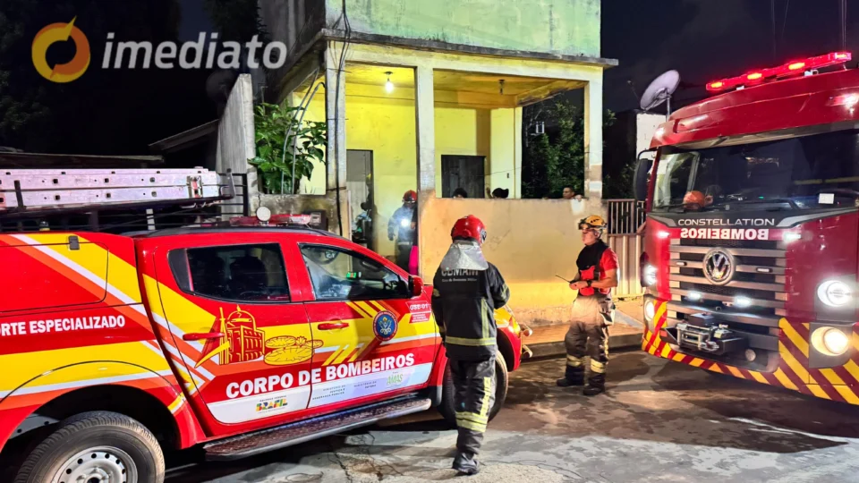 Incêndio atinge residência após homem atear fogo em colchão no bairro Lírio do Vale