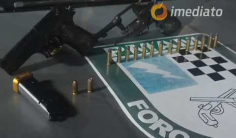 Dupla criminosa foge da Força Tática e deixa armas para trás no bairro Riacho Doce
