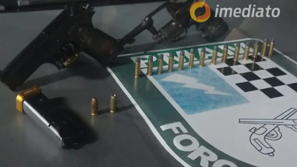 Dupla criminosa foge da Força Tática e deixa armas para trás no bairro Riacho Doce