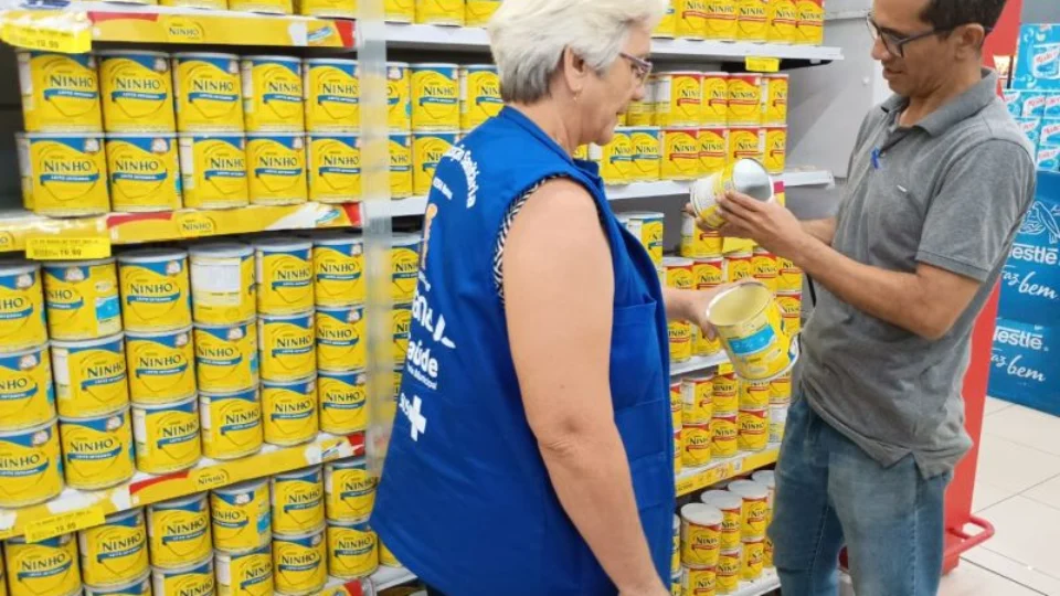 Supermercados são autuados por venda de leite e azeite com suspeita de falsificação