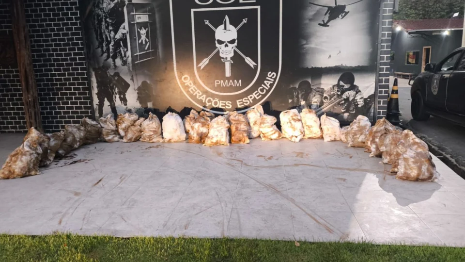 Operação em Codajás: PMAM e FICCO/AM apreendem 647 kg de cocaína escondidos em tanques de petróleo em balsa