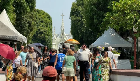 Dia de Finados leva milhares aos cemitérios de Manaus para homenagens e tradições