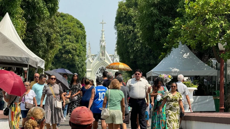 Dia de Finados leva milhares aos cemitérios de Manaus para homenagens e tradições