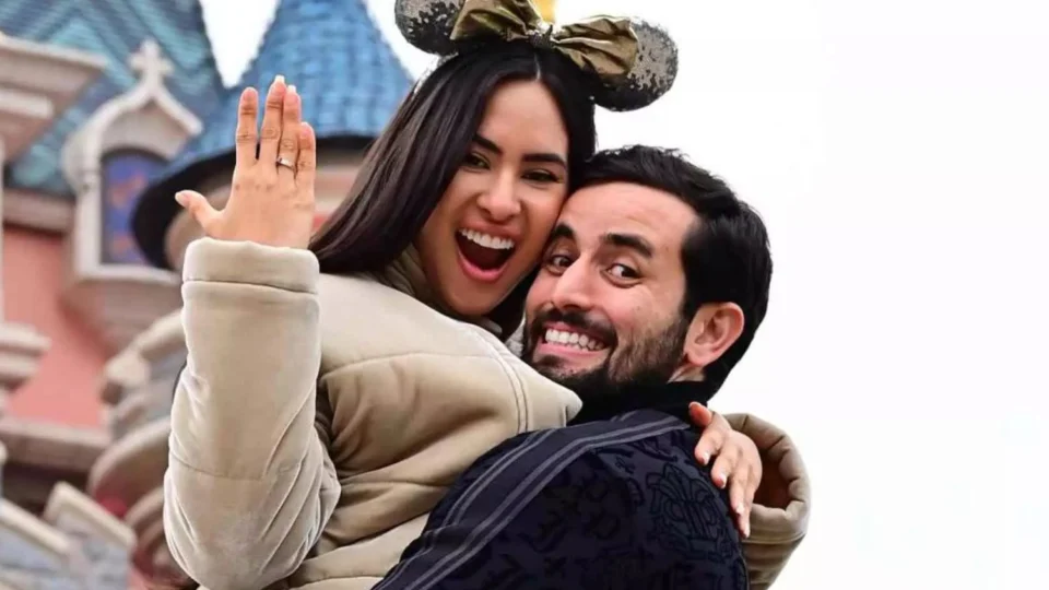 Em Paris, ex-BBB Matteus Amaral pede Isabelle Nogueira em casamento
