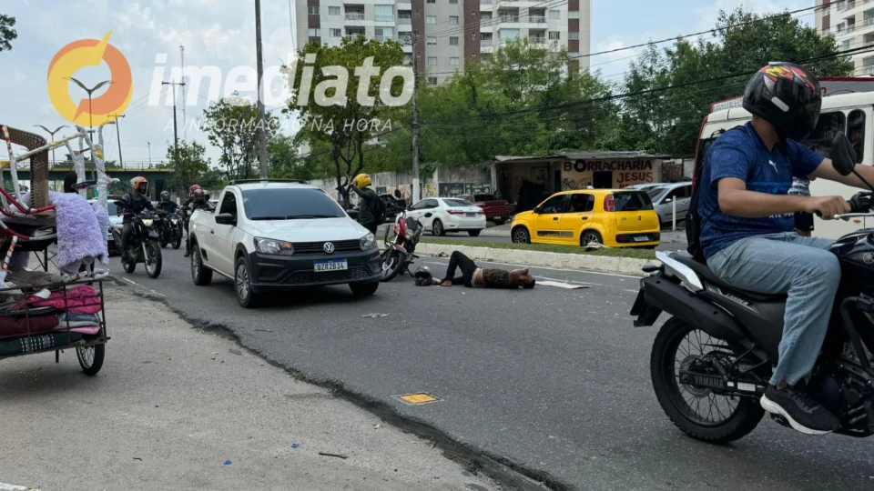 Motociclista perde o controle e colide com árvore no bairro Aleixo