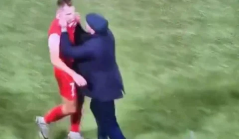 VÍDEO: Técnico se desespera e agride jogador do seu time após expulsão
