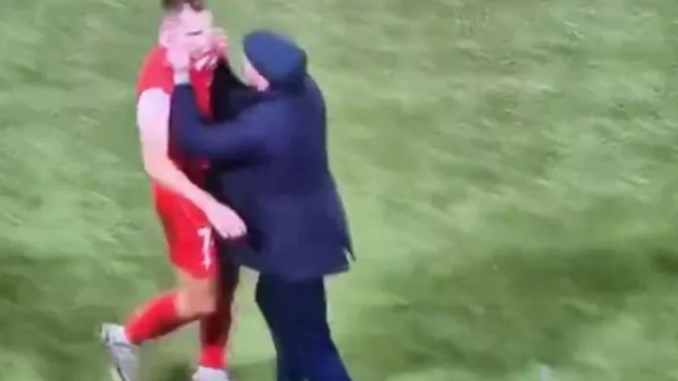 VÍDEO: Técnico se desespera e agride jogador do seu time após expulsão