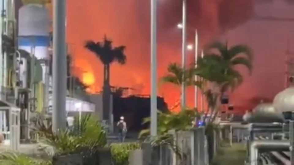 Vídeo: explosão causa incêndio em fábrica do Polo Industrial em Salvador