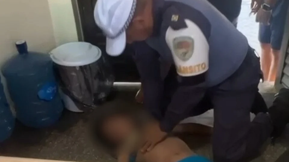 Vídeo: PM resgata menina de 9 anos de afogamento em Manaus