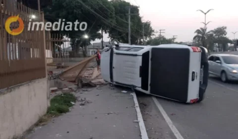Condutora perde o controle de veículo e destrói muro de paróquia no Cidade Nova