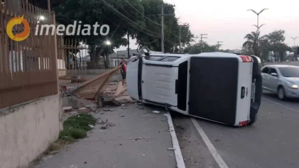 Condutora perde o controle de veículo e destrói muro de paróquia no Cidade Nova